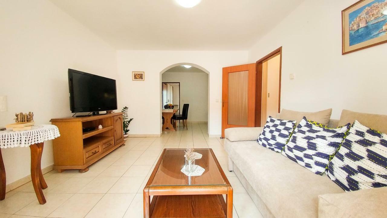 Sunny Valbandon Apartment