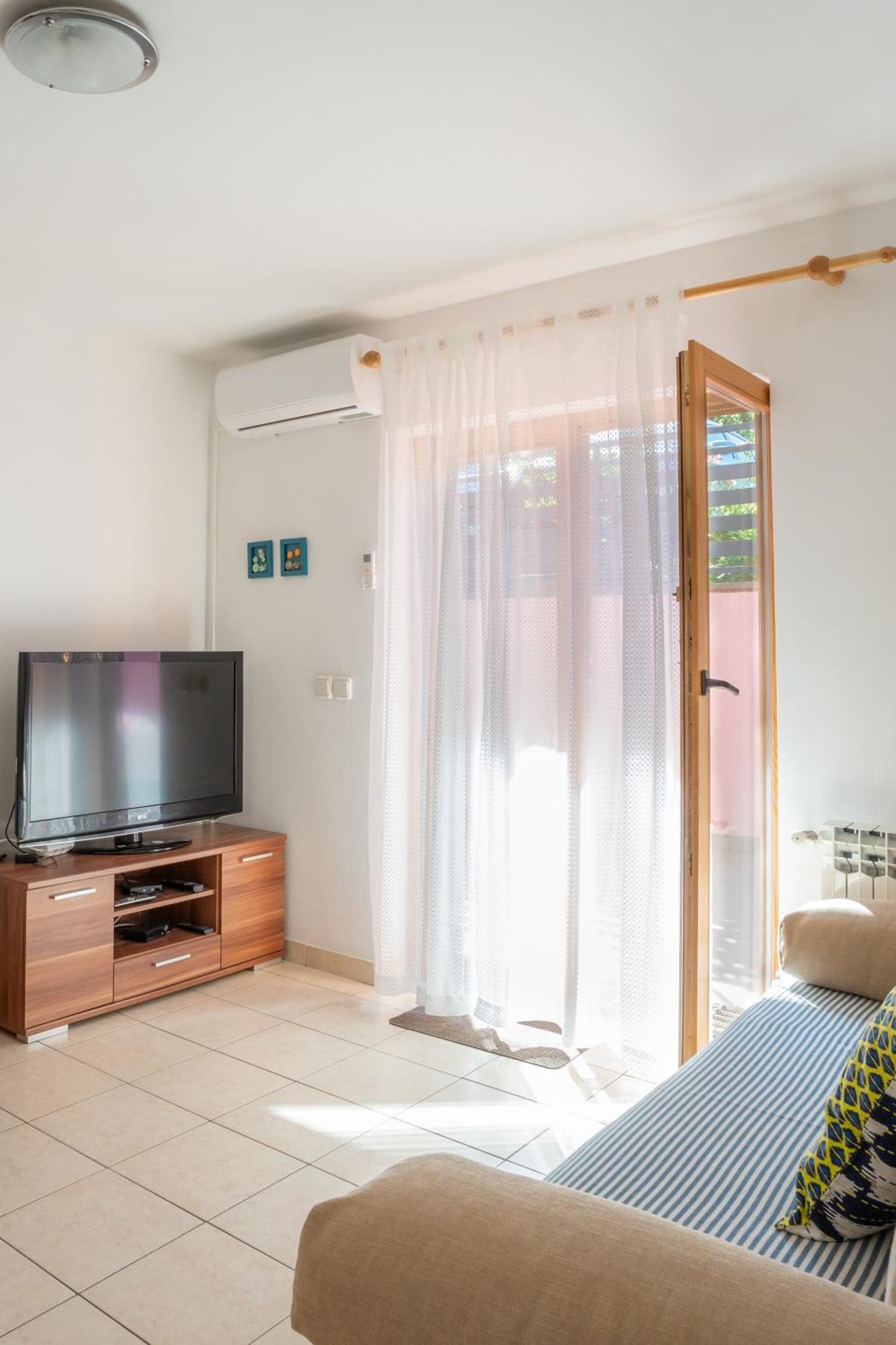 Sunny Valbandon Apartment